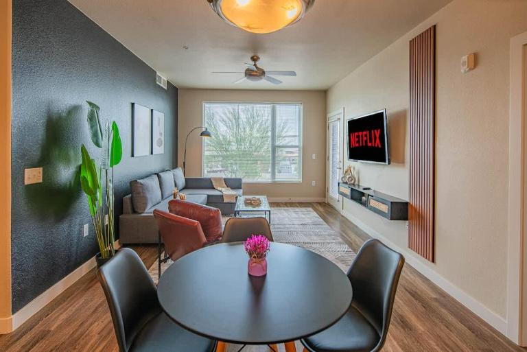 Trendy 2BD Gym Pool Parking WD Sleeps 8 - B&B Tempe