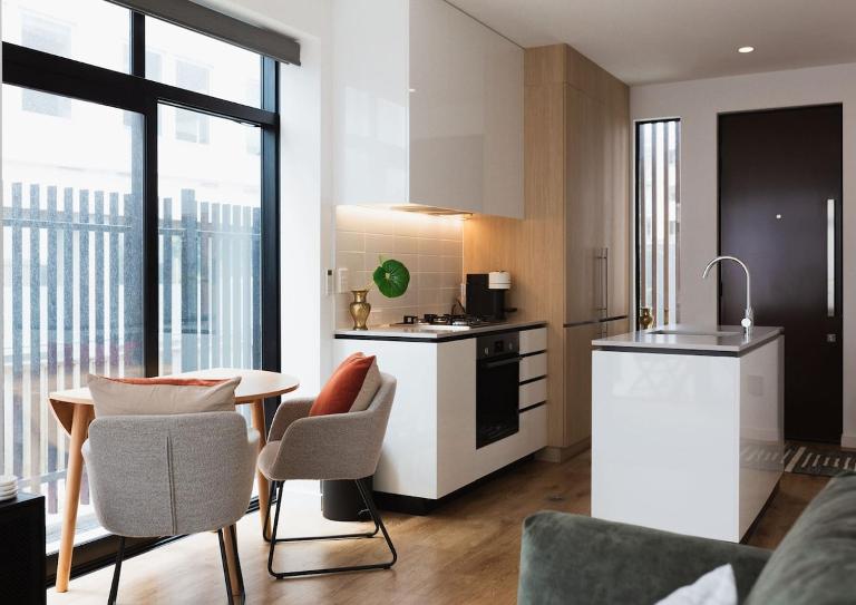 Chic 2BR Apartment - Secure Gated Complex in CBD - Bed and Breakfast Wellington