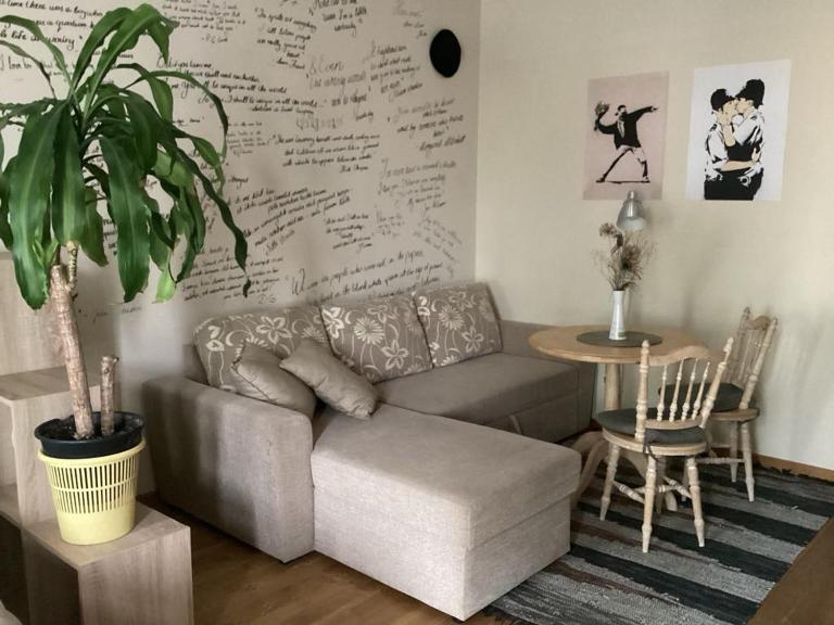 Hygge Home - Stylish Artistic Apartment with Free weekend parking - B&B Tartu