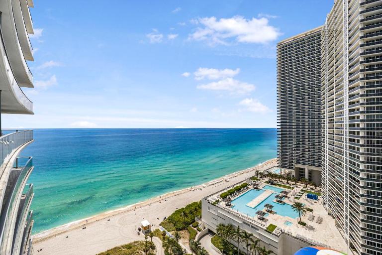 Elegant Beachfront Condo Offering Stunning Views - Ferienwohnung Hollywood