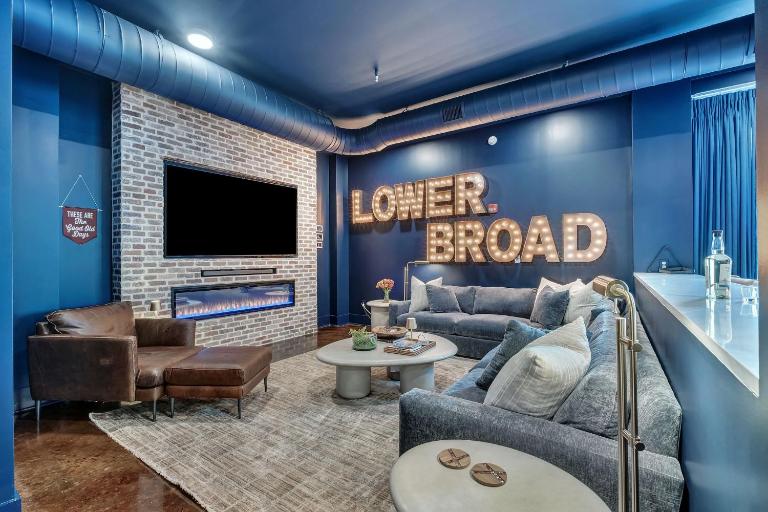 Nashville Lower Broadway Suite 4BR by Maddox Hotel - B&B Nashville