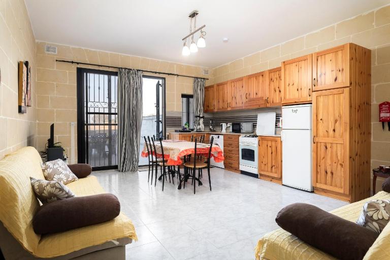2BD Spacious Apartment with Front Terrace and Country Views - Gozo Island - Chambres d'hôtes Qala