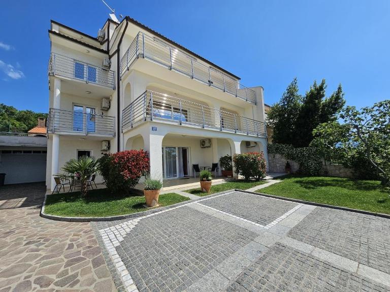 KETI 2 NV - Studio apartment with terrace - Chambres d'hôtes Novi Vinodolski