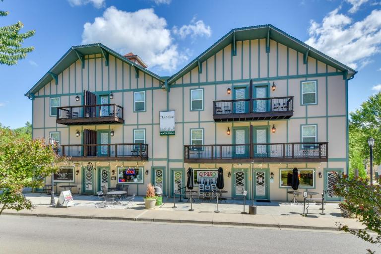 Steps to River + Shops: Downtown Helen Retreat! - B&B Helen