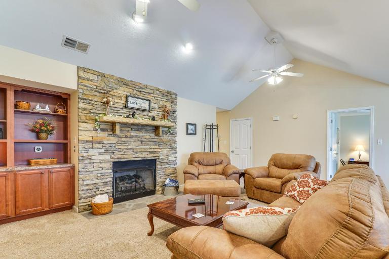 Home 2 Mi to Island in Pigeon Forge! - B&B Pigeon Forge