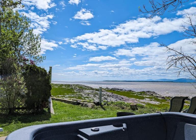 Chalet Studio #3 Waterfront with Spa, Fireplace & Wifi - B&B Cap-Saint-Ignace