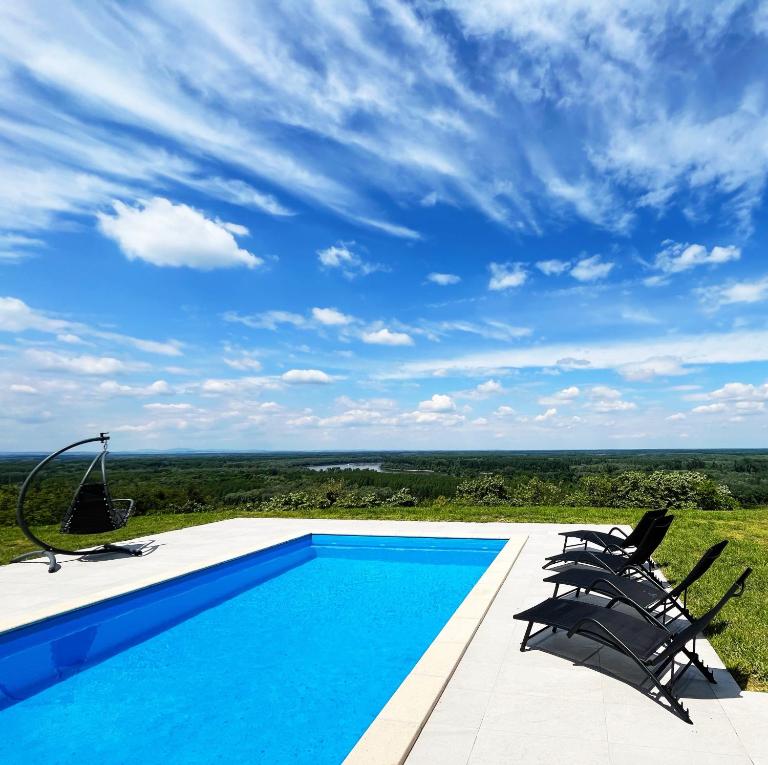 Eagle's View Villa - Bed and Breakfast Batina