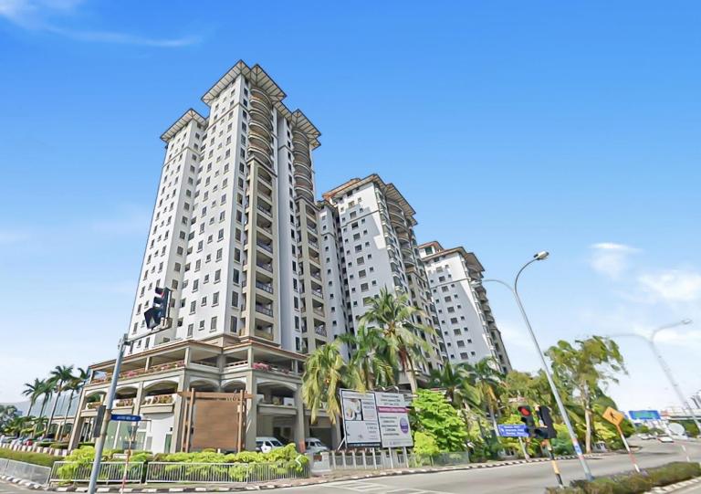1 Bedroom Apartment, Melaka CBD Town Center- Hosted by Private Locals Resident, Balcony With City Skyline View or Seaview, Opposite Malls, TV BOX, 5 minutes to Jonker Street, - B&B Malacca