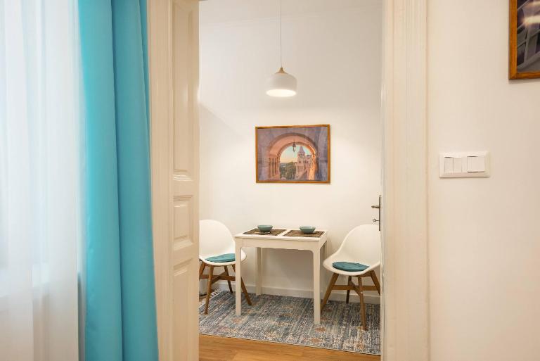 Howlit Home - B&B Budapest