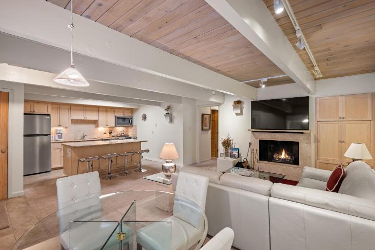Chateau Chaumont Unit 9, Second-Floor Corner Condominium with Prime Location in Aspen - Bed and Breakfast Aspen