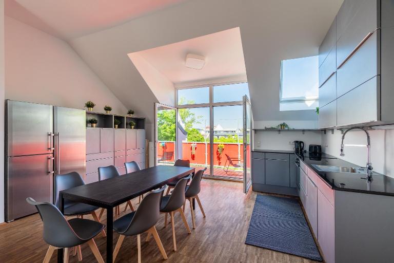 Sky Loft Leipzig - moderne Dachwohnung mit Terrasse und Blick aufs Rathaus - Chambres d'hôtes Leipzig