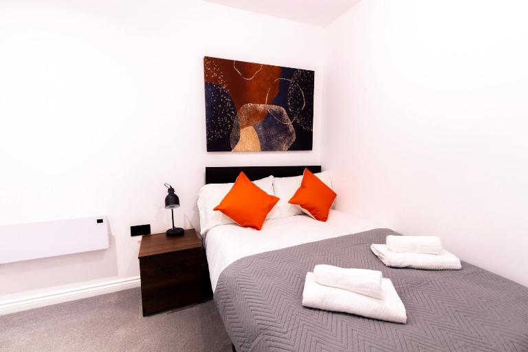 Modern 1BR Apt with City Views - Walk to Leeds CC - B&B Bayston Hill