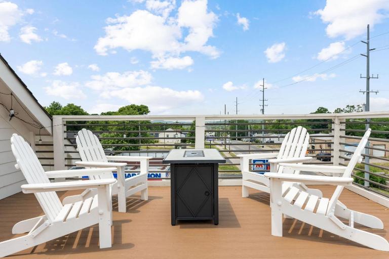 Chic Townhome for 8 w Rooftop - Bed and Breakfast Nashville