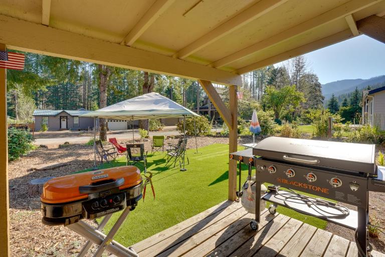 Lovely Detroit Home w/ Deck - Walk to Town! - Chambres d'hôtes Detroit