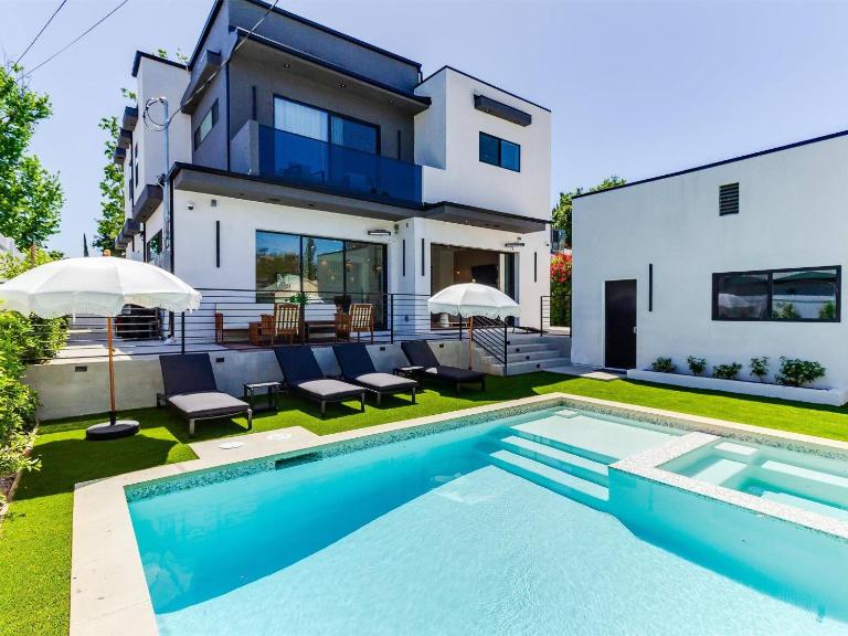 Charming Encino Retreat w/ Pool - Bed and Breakfast Los Angeles