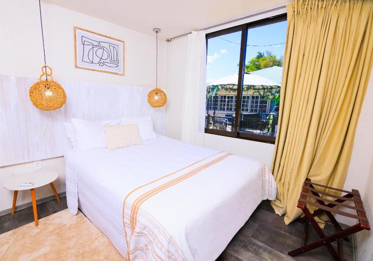 Guest apartment with complimentary ride to airport-Ladyville CP - Ferienwohnung Ladyville
