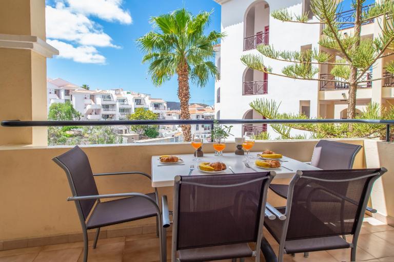 Castle Harbour with heated pool ap Patricia - B&B Los Cristianos