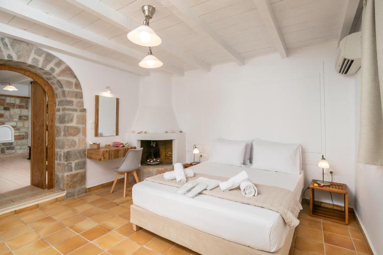 Lina and Babis' Home - B&B Adámas