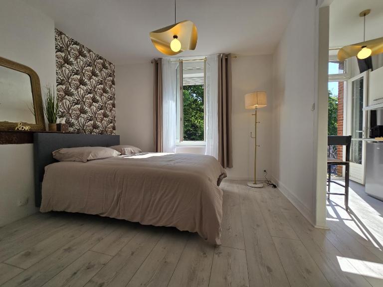 Charmant appartement chambre, cuisine et salle de bain avec balcon sur Jardin Massey - Bed and Breakfast Tarbes