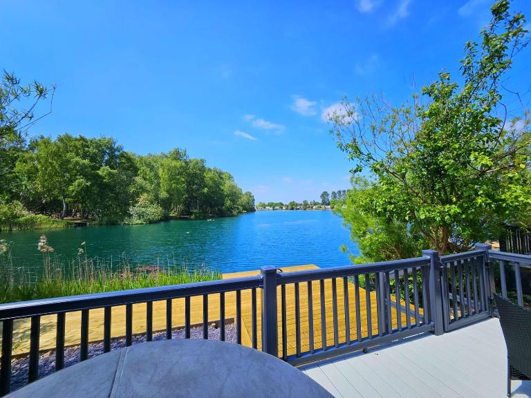 Still Waters Luxury Retreat with Hot Tub -Tattershall Lakes - B&B Tattershall