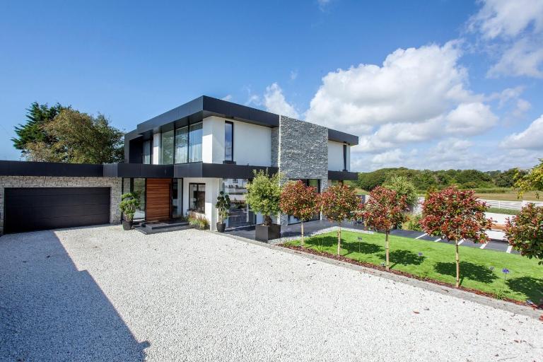 Cooden Beach: 4BD Retreat with Cinema - B&B Bexhill-on-Sea