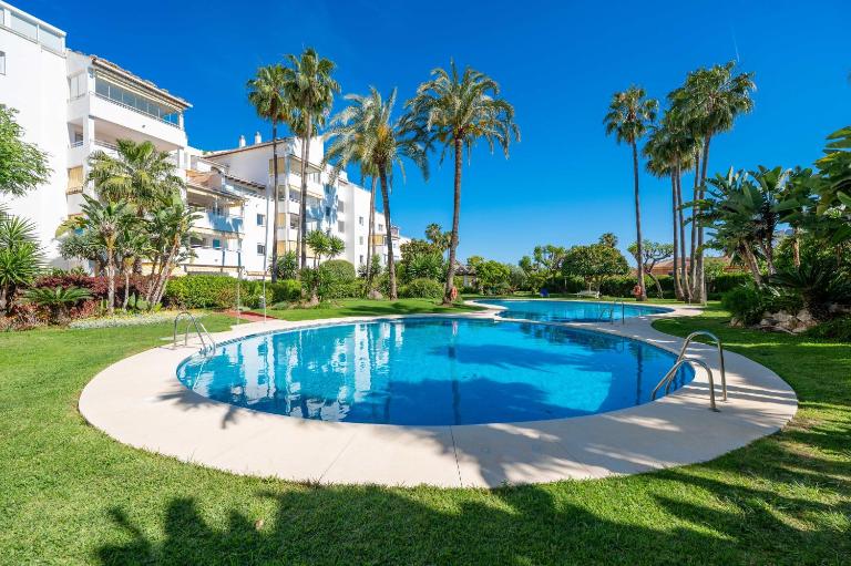 Sea View Nordic Royal Club Apartment - Bed and Breakfast Estepona
