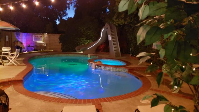 Cozy Guesthouse with Private Pool and Heated Jacuzzi - B&B Santa Clarita