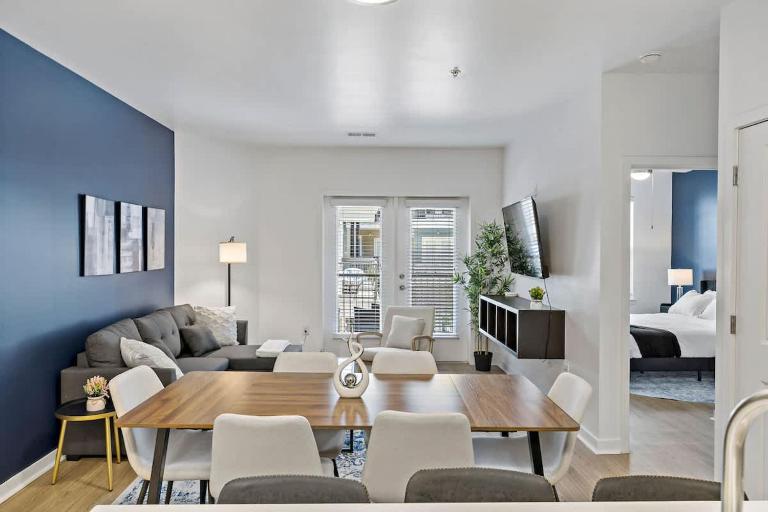 Modern 2BD - 5 Min DT, Gym, Parking, W-D - Sleeps 12 - Bed and Breakfast Charlotte