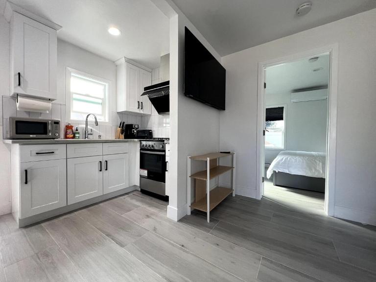 Gated & Morden 1bed1bath house3367 - B&B Baldwin Park