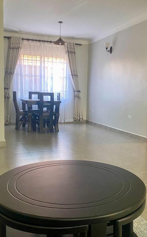 Your Pristine Home Away 2BR 2BA Bunga Munyonyo - Bed and Breakfast Kampala