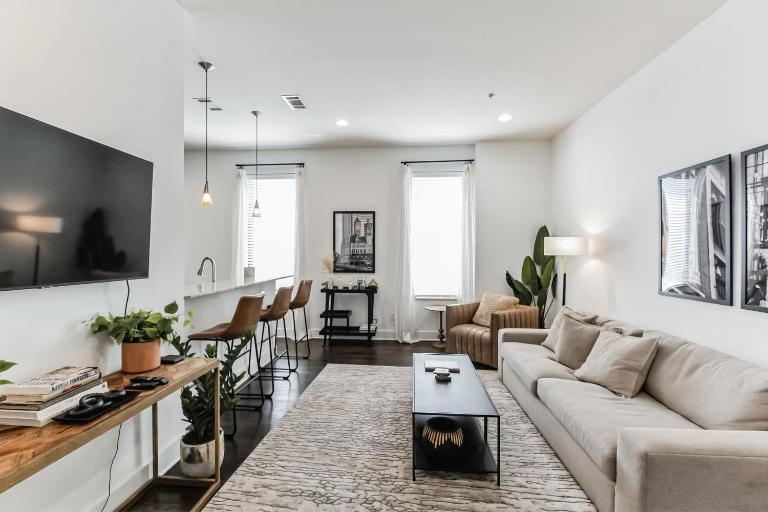 1 BDR Loft Centrally Located in West End - Chambres d'hôtes Nashville