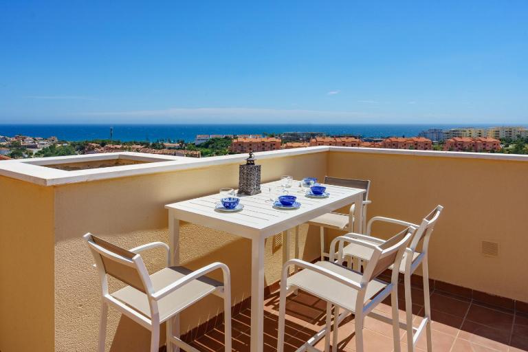 3 bedroom, top floor with fantastic terraces, sea view and pools - B&B Mijas Costa