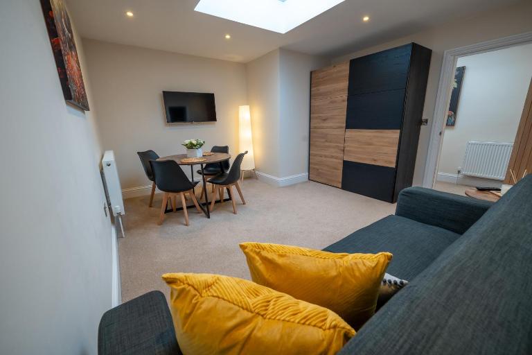 Family,Modern 2 Bedrooms Apartment with Garden Close to Town, Seafront, Hospital, Free Parking - Chambres d'hôtes Eastbourne