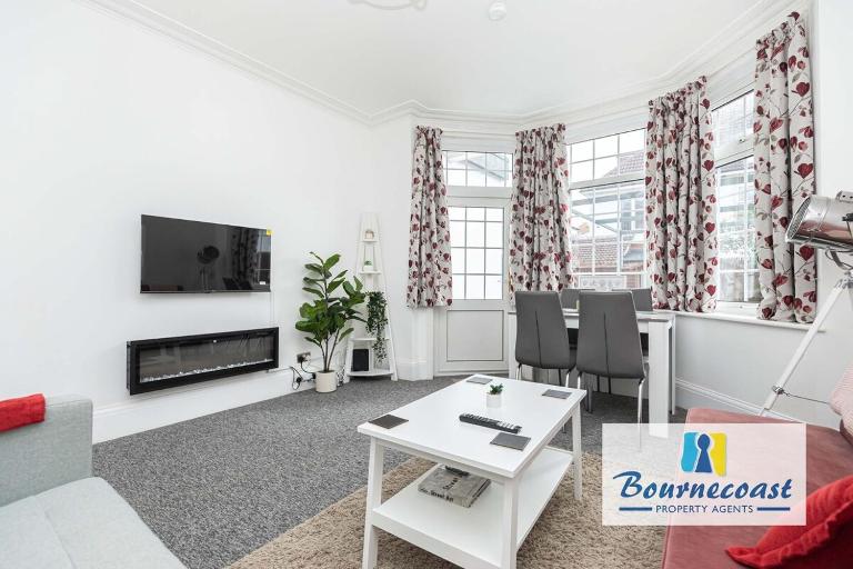 SANDY SHORE by BOURNECOAST - An Apartment with a Patio Garden Near the Sandy Beaches and Shops - FM9618 - B&B Bournemouth
