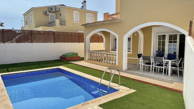 Chalet Villafranca Menorca con piscina privada - Chambres d'hôtes Cala'n Bosch