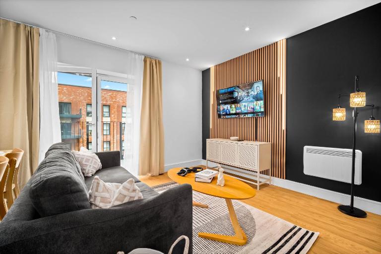 Stylish Two Bedroom Apartment - City Centre - Two Bathrooms - Balcony - Fast WiFi 405SW - B&B Birmingham