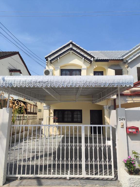 3Bedrooms, Pet friendly, 5min drive to BTS Udomsuk - Chambres d'hôtes Bang Na