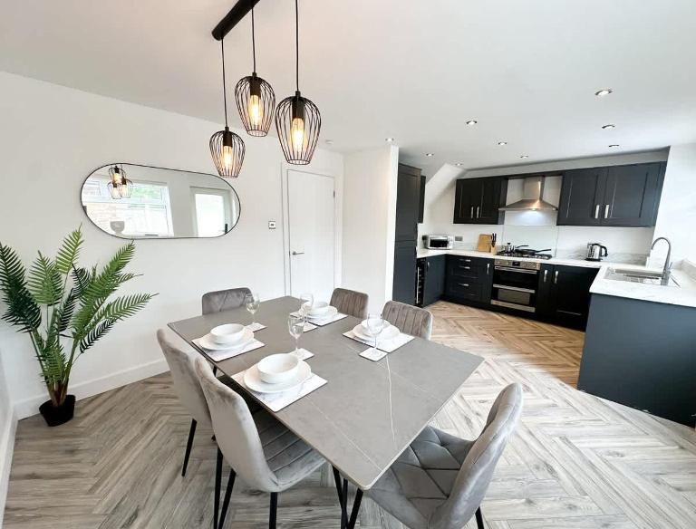 Marham House by Blue Skies Stays - Bed and Breakfast Middlesbrough