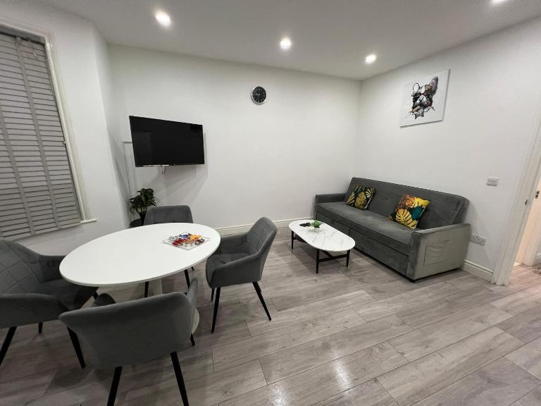 F4 Luxury Stays One bed apartment with Parking - B&B Ilford