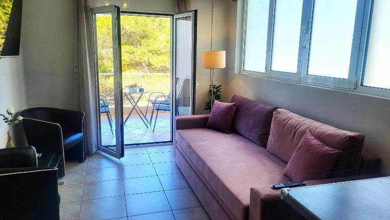 Spacious Modern apartment - B&B Palaiá Fókaia