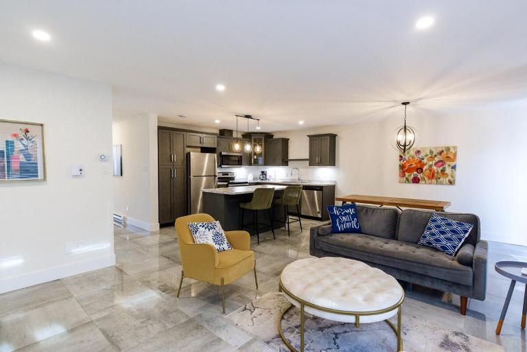 Stylish retreat with Garage - Ferienwohnung Riverview
