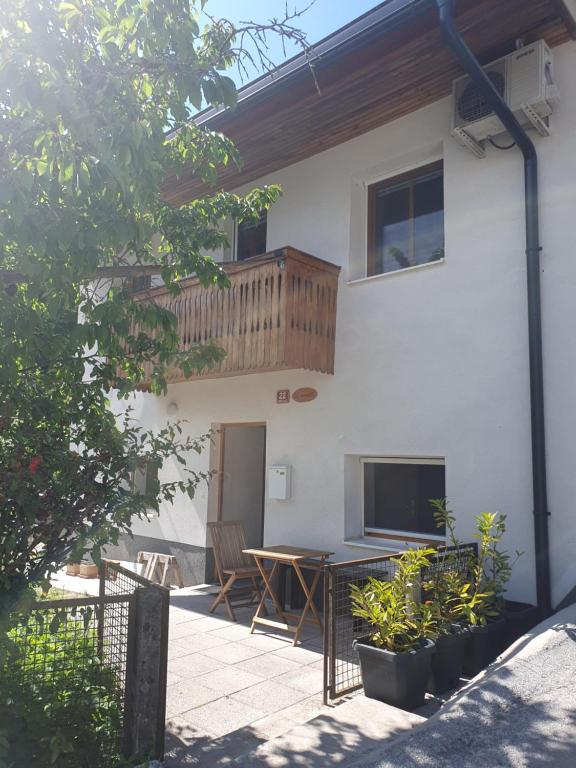 ALPINE VILLAGE APARTMENT with a private terrace, garden, and parking - at a walking distance from LAKE BLED - B&B Bohinjska Bela