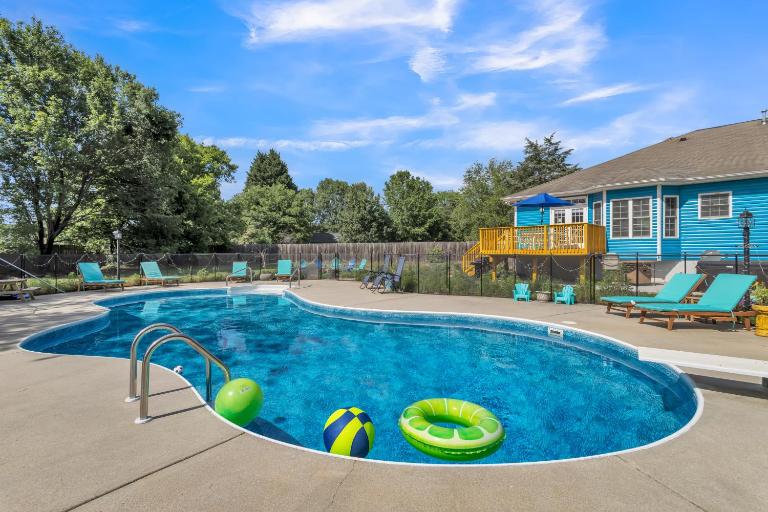 Heated Pool l Indoor Jacuzzi Tubs I Arcade l Outdoor Hot Tub - B&B Winston-Salem