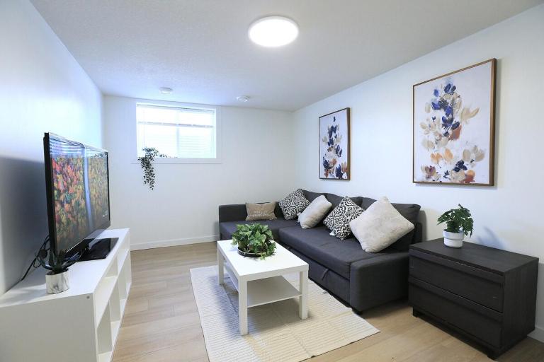 Quiet Family Friendly, 4 min UofC and University District Shops, 9 min DT - B&B Calgary