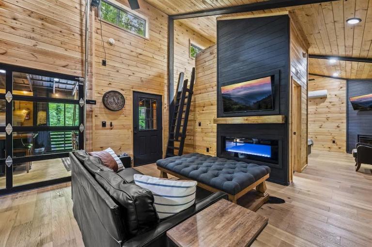 Black Bear Lodge - Fire Pit - Hot Tub - B&B Cosby