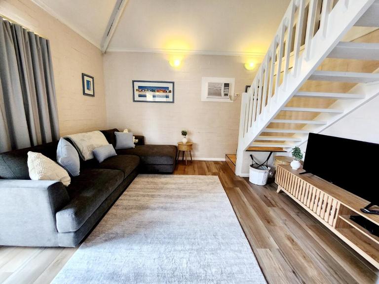 Ocean Breeze Loft Villa With Pool, Tennis Court & Playground! - B&B Mandurah