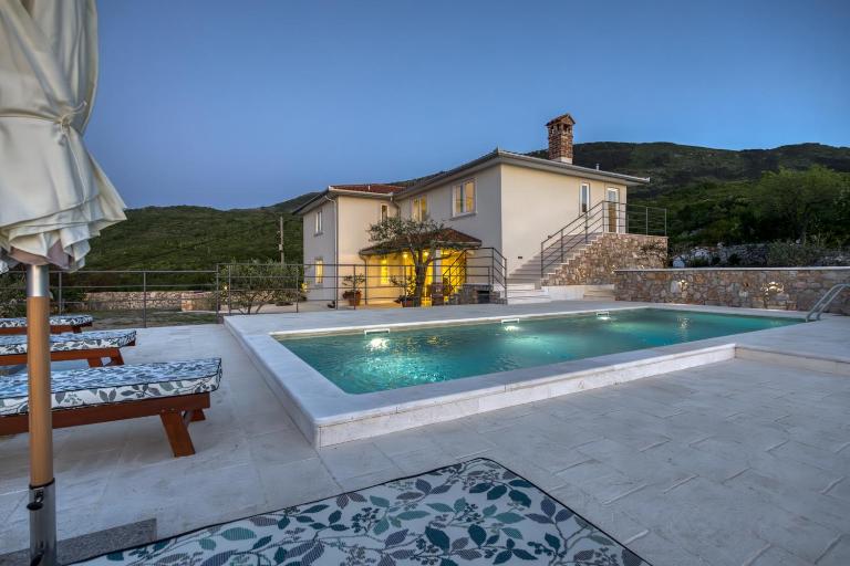 VILLA PRISUNAC - private luxury with amazing sea view between Istria and Kvarner - B&B Zagorje