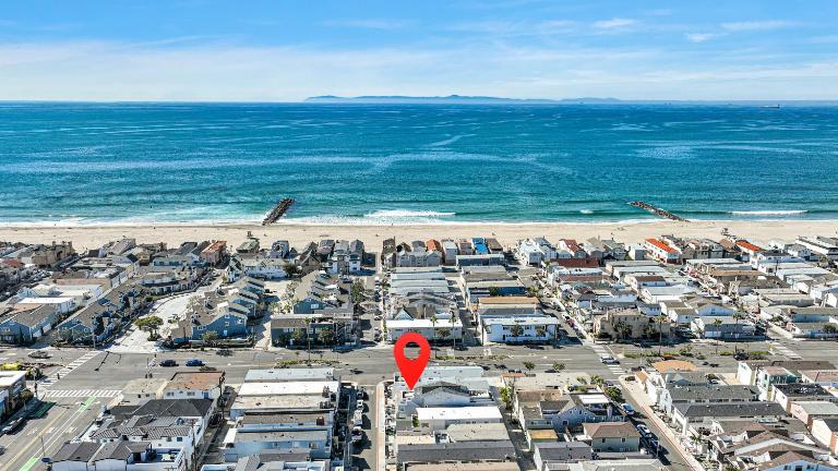 Beach Escape with Patio! 2 Min Walk to Sand & Surf - B&B Newport Beach