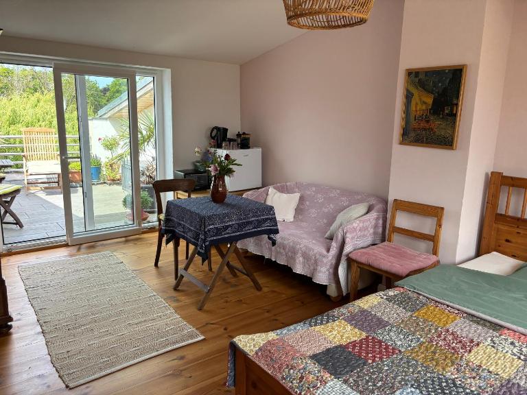 Dachgeschosszimmer mit Terrasse - B&B Wismar