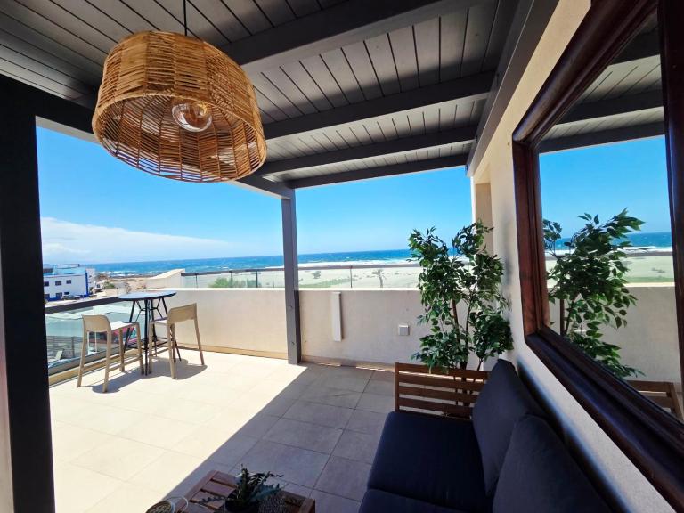 Terraza privada, vistas al mar y piscina comunitaria - B&B Tostón